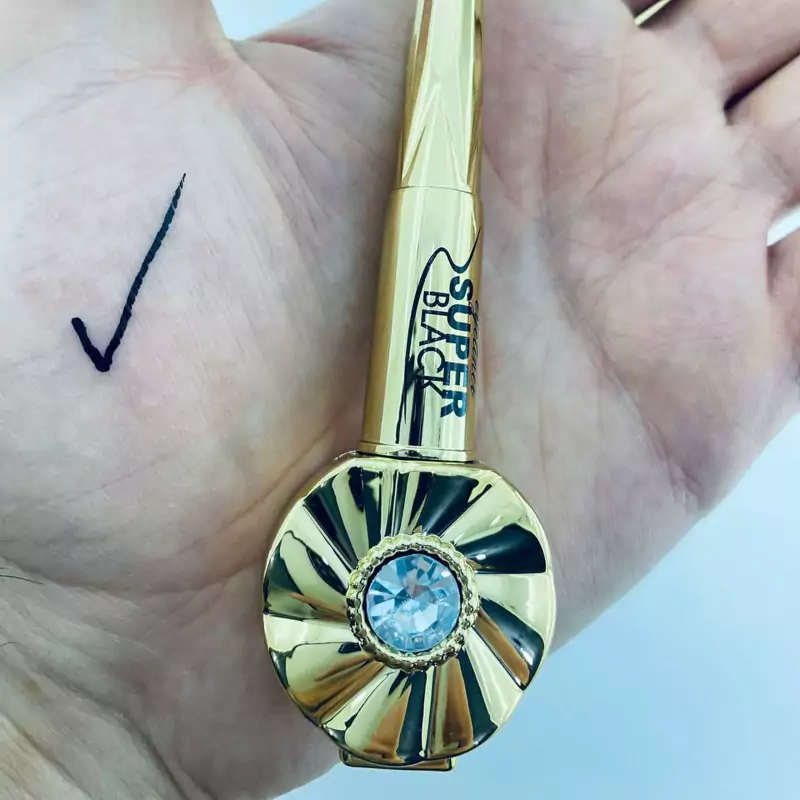 خط چشم ماژیکی نگین دار کاریته